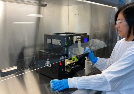 Доктор Сара Романаццо готовится к 3D-печати части кости, используя технику COBICS. Фото: UNSW