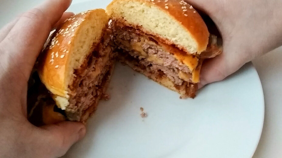 Двойной Вестерн бургер в разрезе