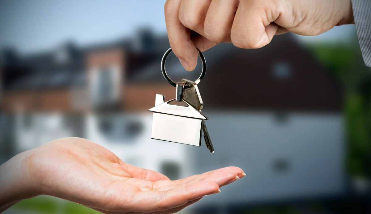 Собственность квартиры на двоих. Передают ключи от квартиры. Ключ в руке. Ключи от квартиры в руке. «Ключи к дому».