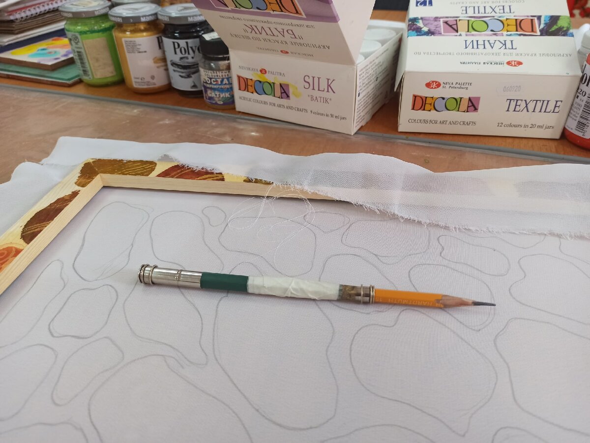 Фото автора. Наносим рисунок с обратной стороны росписи.