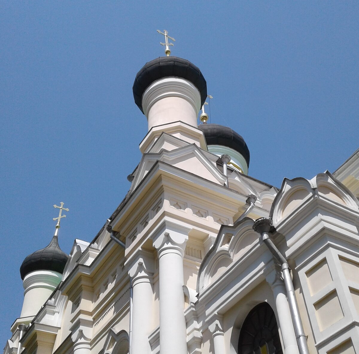  Церковь Трех Святителей в Симферополе...