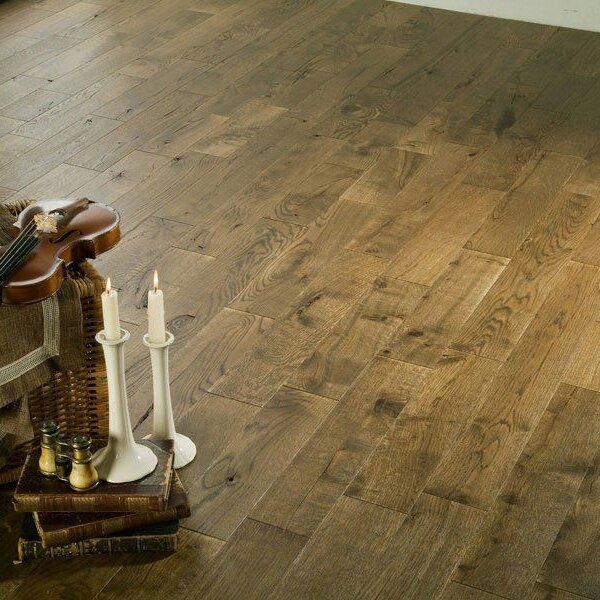       Инженерная доска —  вид паркета, который выбирают профессионалы в области работ с отделочными материалами пола.  Выбор становится очевидным, когда сталкиваешься с незаменимыми качествами материала.                                                                                                   Стабильность, геометрия формы, долговечность и люксовость.
     Верхний слой  состоит из массива различных пород-ламель ценных пород дерева от традиционных до экзотических , что позволит сочетать любые дизайнерские идеи,  с гаммой интерьера.
      Нижний слой составляет водостойкая березовая фанера.                                                            Особая клеённая конструкция  и различная плотность  слоев, дает возможность дышать верхнему слою и держать геометрию нижнему. Благодаря этому свойству пол держит свою форму и не теряет вид, под воздействием температур и влажности.