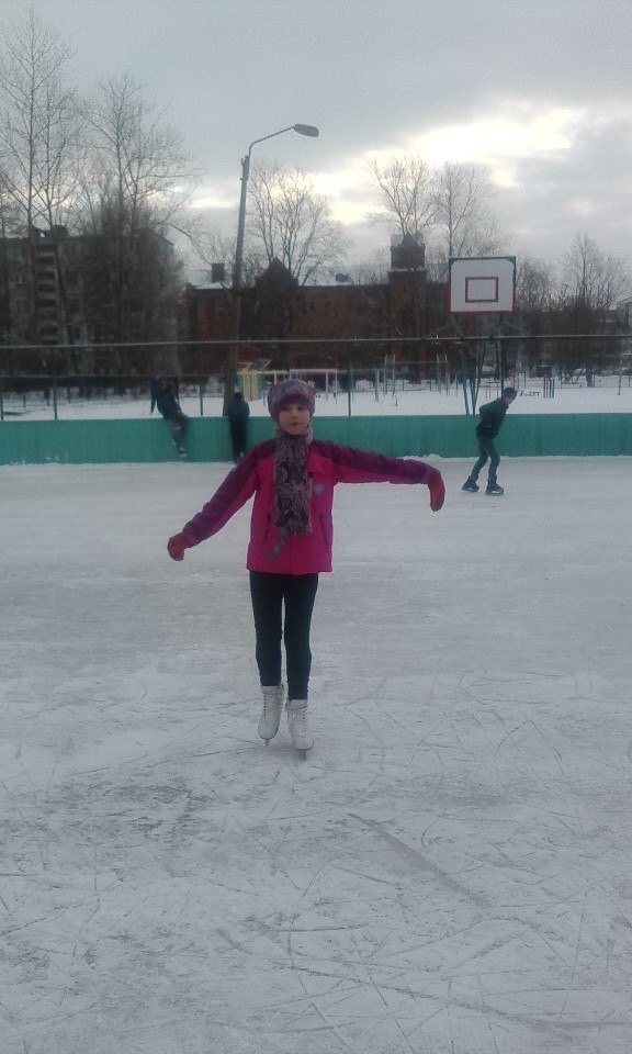 Возле моей школы тоже заливали каток.
