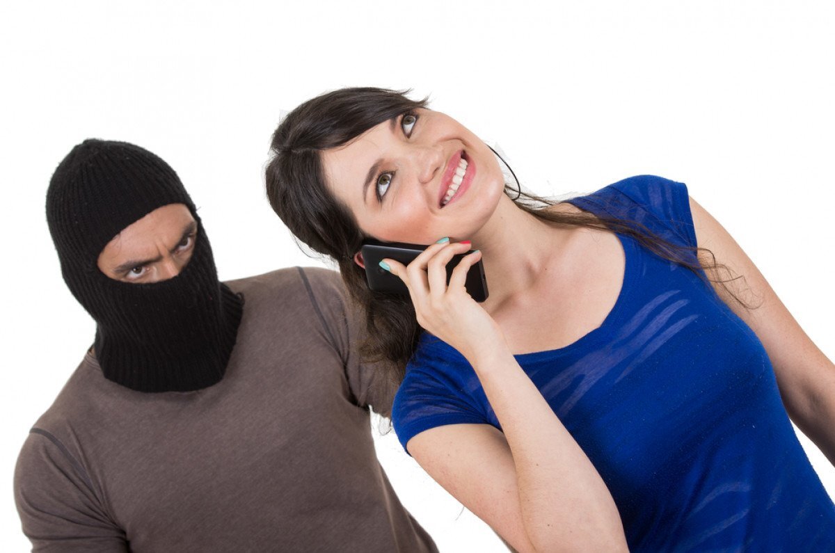 Девушка дома грабители. Женщина в маске грабителя. Женщины грабители в чёрных масках. Угрожает пистолетом. Двое грабителей в масках.