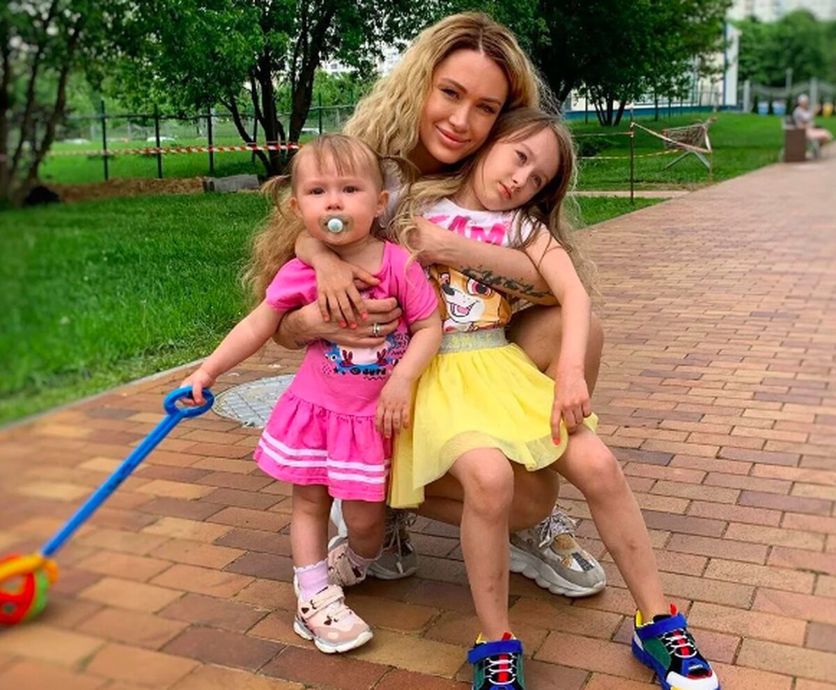 Патрисия и Алиса с мамой