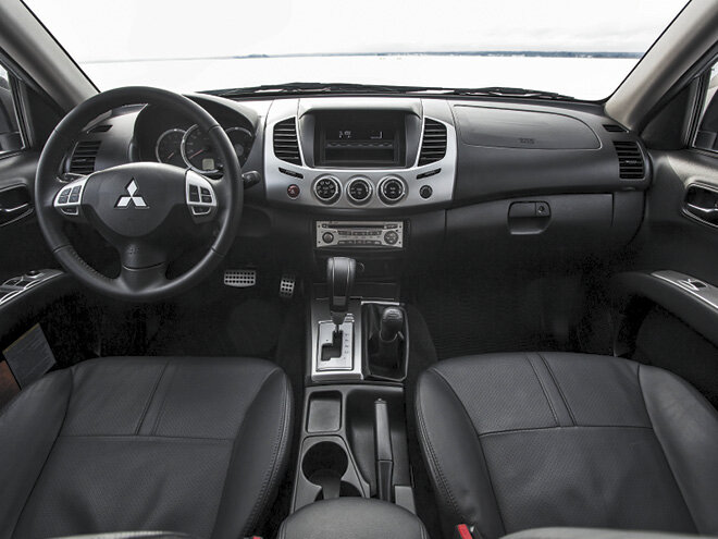 Не менее современно и интересно выглядит интерьер, преобладают плавные линии и общая форма элементов салона, напоминающая легковые автомобили.