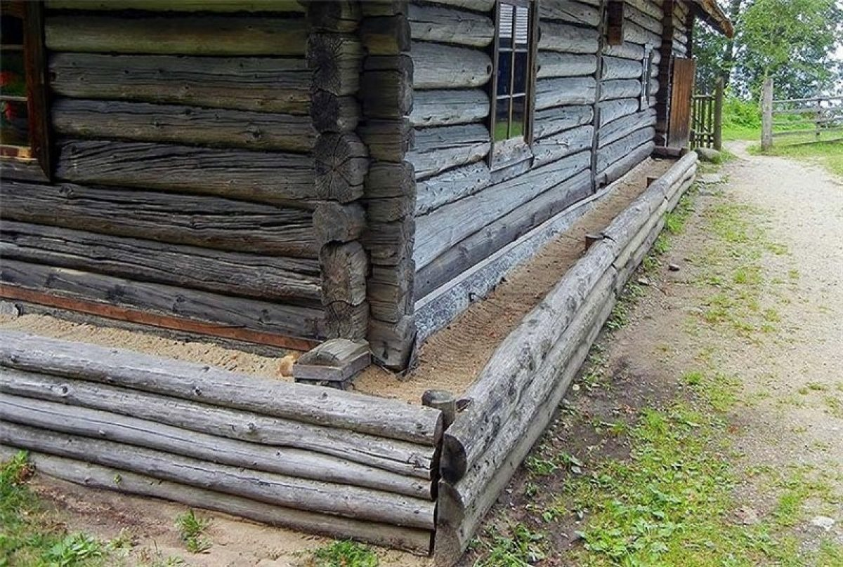 Зачем делают дома. Фундамент для избы. Завалинки в деревянном доме. Фундамент в деревенском доме. Завалинка у избы.