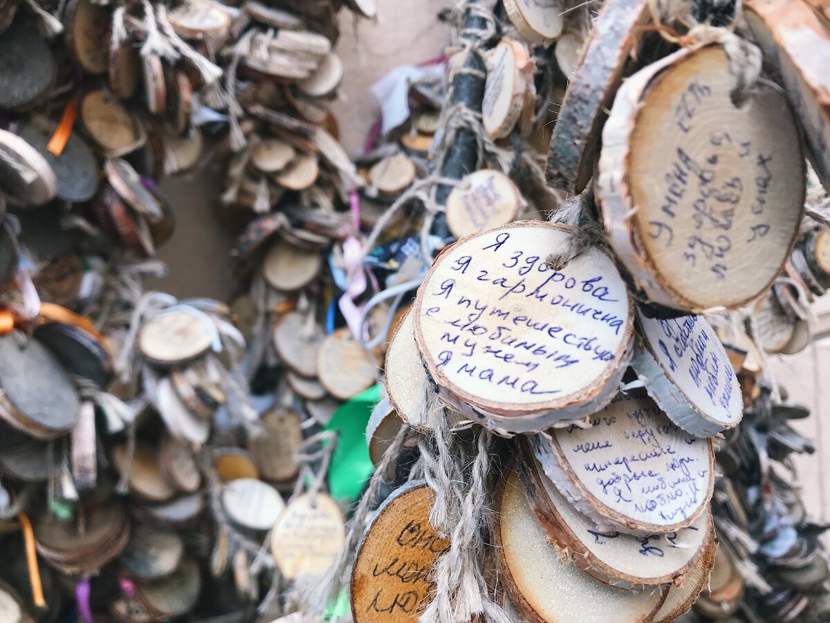 Туристы пишут желание на специальной дощечке (150 ₽)