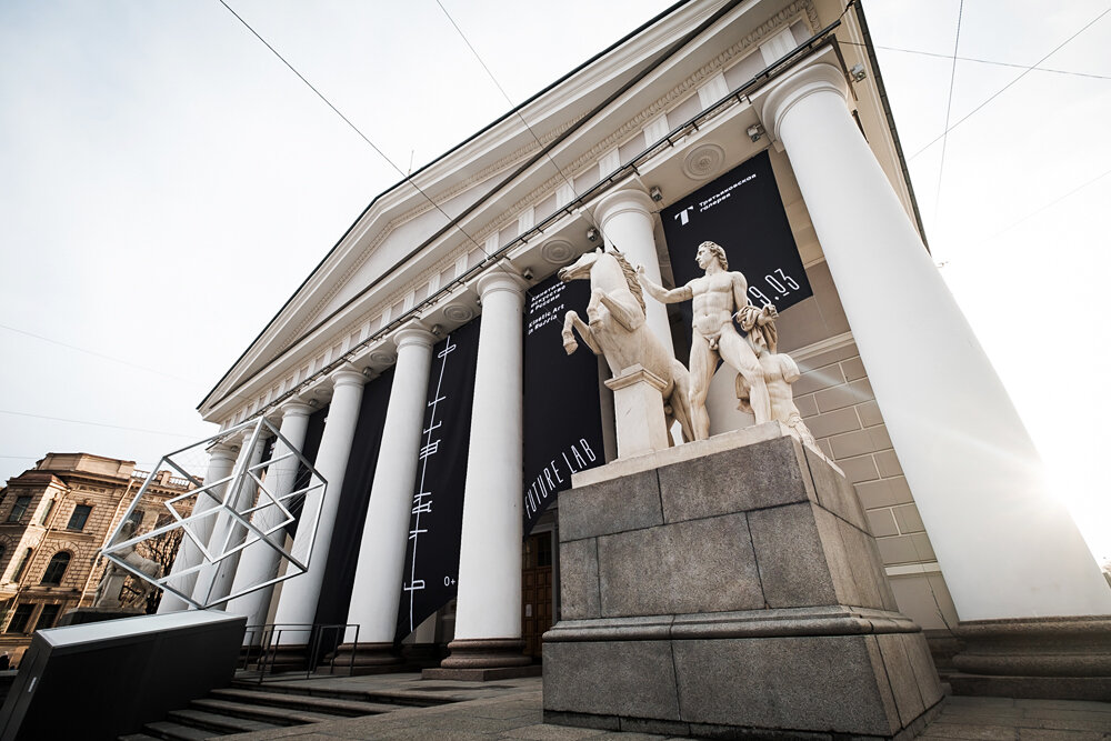 Выбирала музеи. ЦВЗ манеж Санкт-Петербург. ЦВЗ манеж СПБ. Манеж СПБ тридцать три знака. Новая скульптура в Москве.