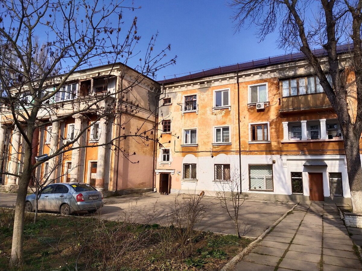 Тот же дом, но чуть дальше