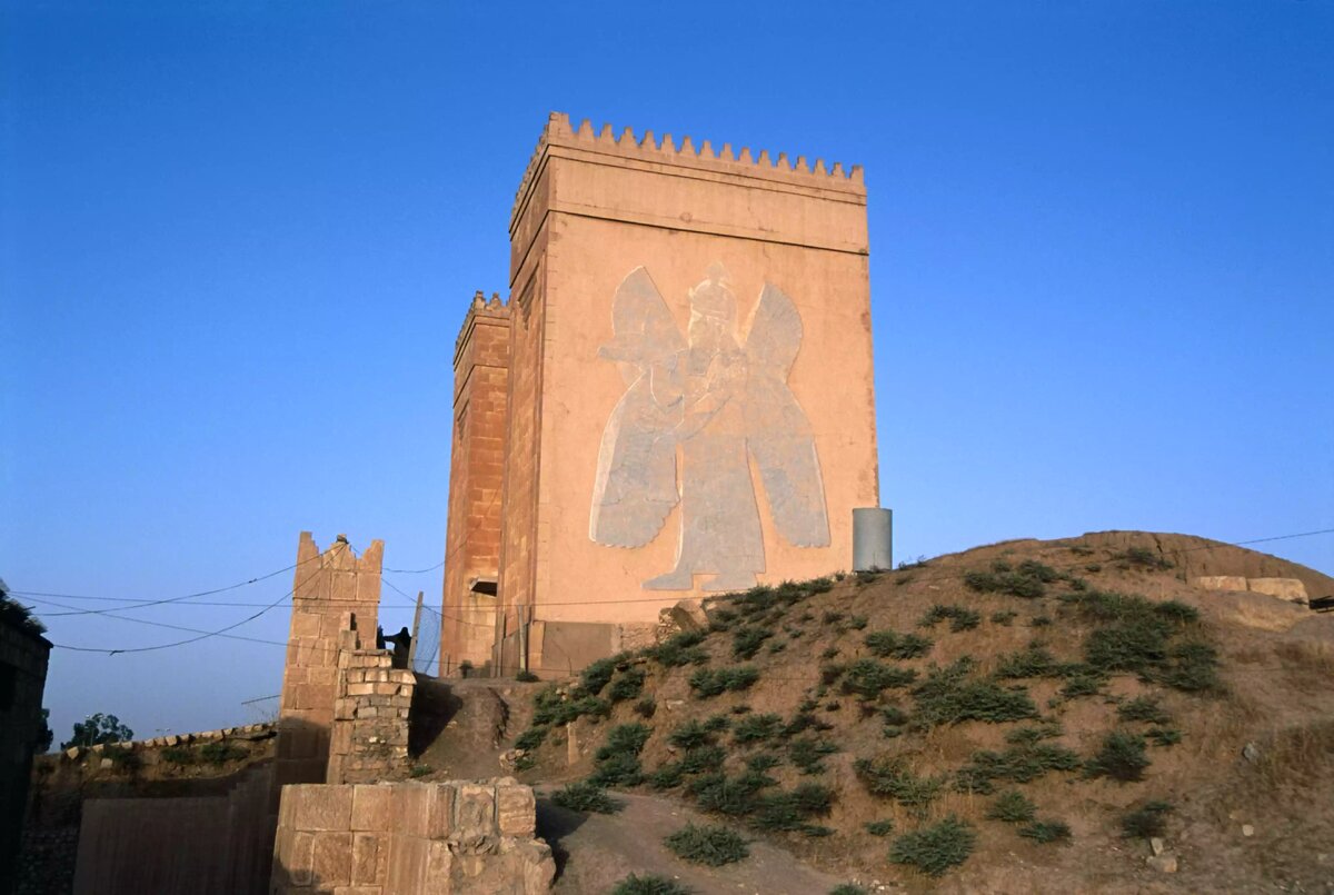 Стены и ворота древнего города Ниневия, ныне Мосул (Аль-Мавсиль), третьей столицы Ассирии.