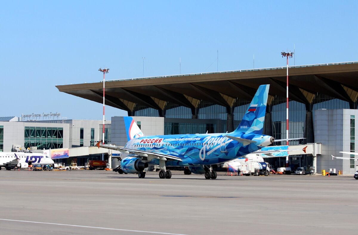 Самолет авиакомпании «Россия» в Пулково