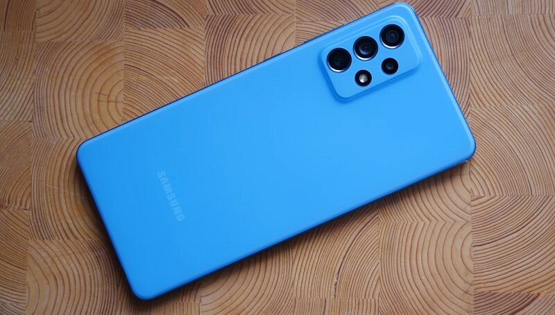 По габаритам это все тот же Galaxy A71, но разница в эргономике ощутима. Скрин: YouTube-канал ЗВЕРЬЕ