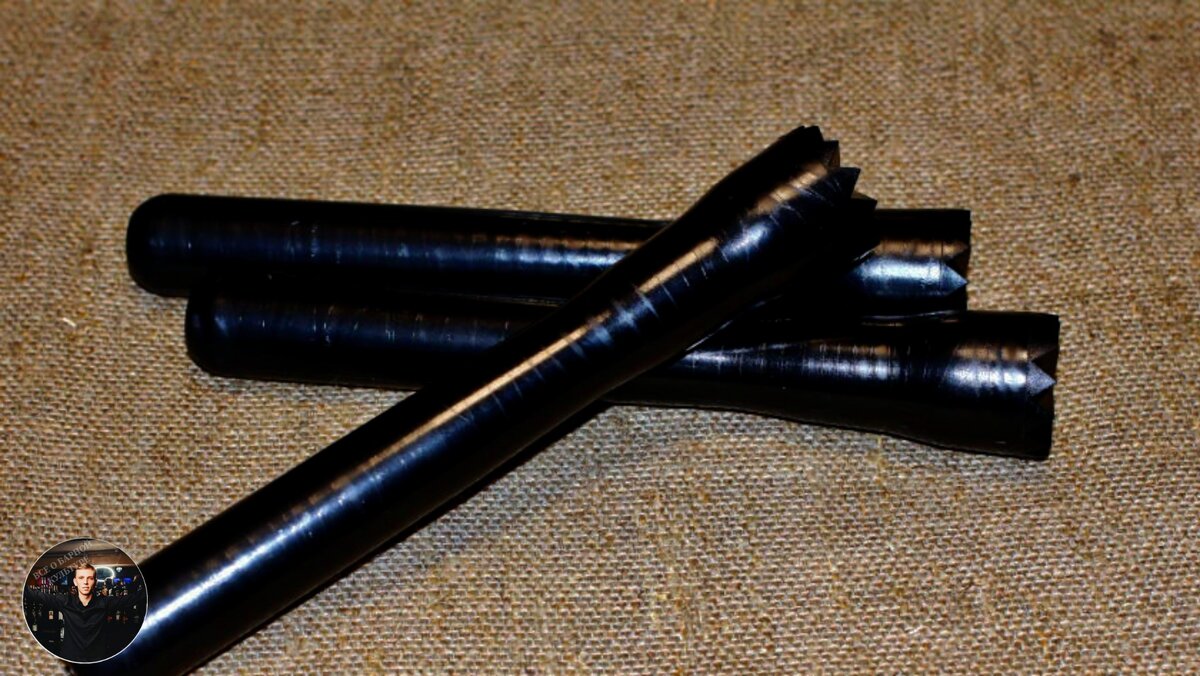 Основное его предназначение – это выдавливание соков из ломтиков фруктов и ягод непосредственно в посуде для подачи готового коктейля. Мадлером можно достаточно быстро и легко измельчить различные фрукты, ягоды, крупинки сахара и кубики льда, а также получить из трав эфирные масла, которые бармены потом используют в приготовлении различных напитков для насыщения коктейля неповторимым вкусом и ароматом.