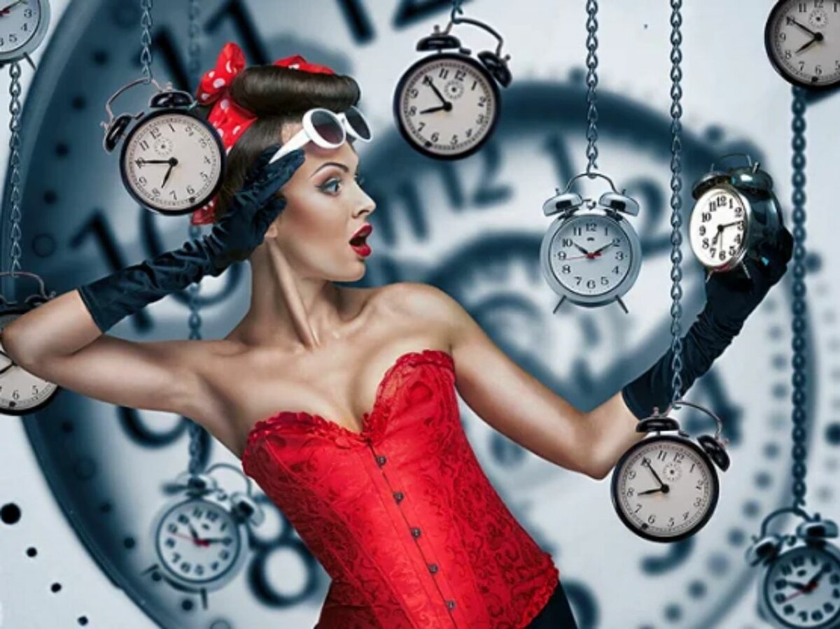 Girl clock. Девушка с часами. АС что это такое с девушкой. Часы для женщин. Фотосессия с часами.