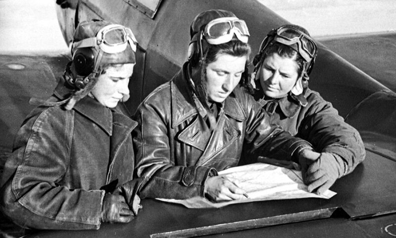 Лётчицы сержант Лидия Литвяк, младшие лейтенанты Екатерина Буданова и Мария Кузнецова у Як-1 №4492, предположительно, из состава 9-го гв.иап