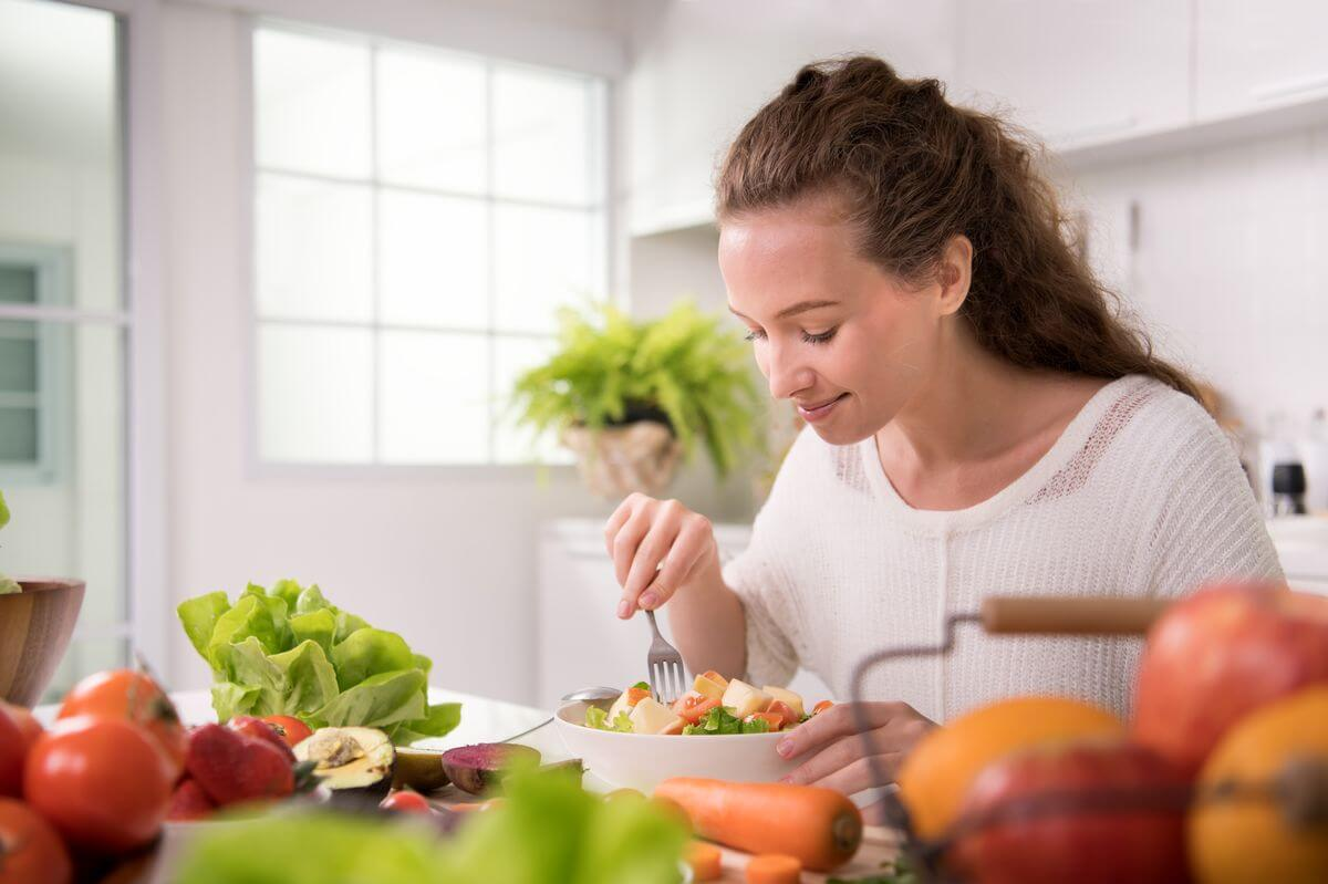 Любое питание. Woman eat antioxidant.