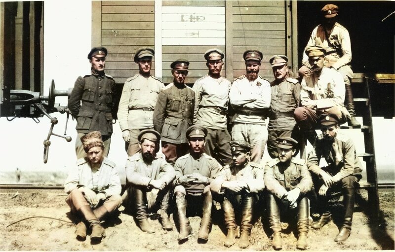 Штаб Сальского отряда, 1918 год. Владимир Иванович Постовский — стоит пятый слева.