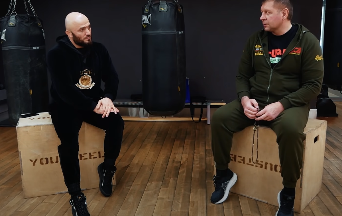 Видно, что у бойца появился избыточный вес, а лицо залито от алкоголя...