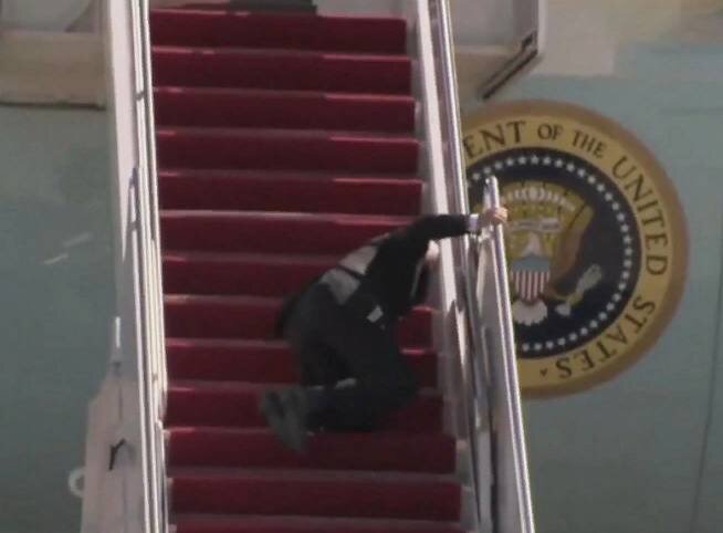 Падение Бпйдена на трапе самолета 