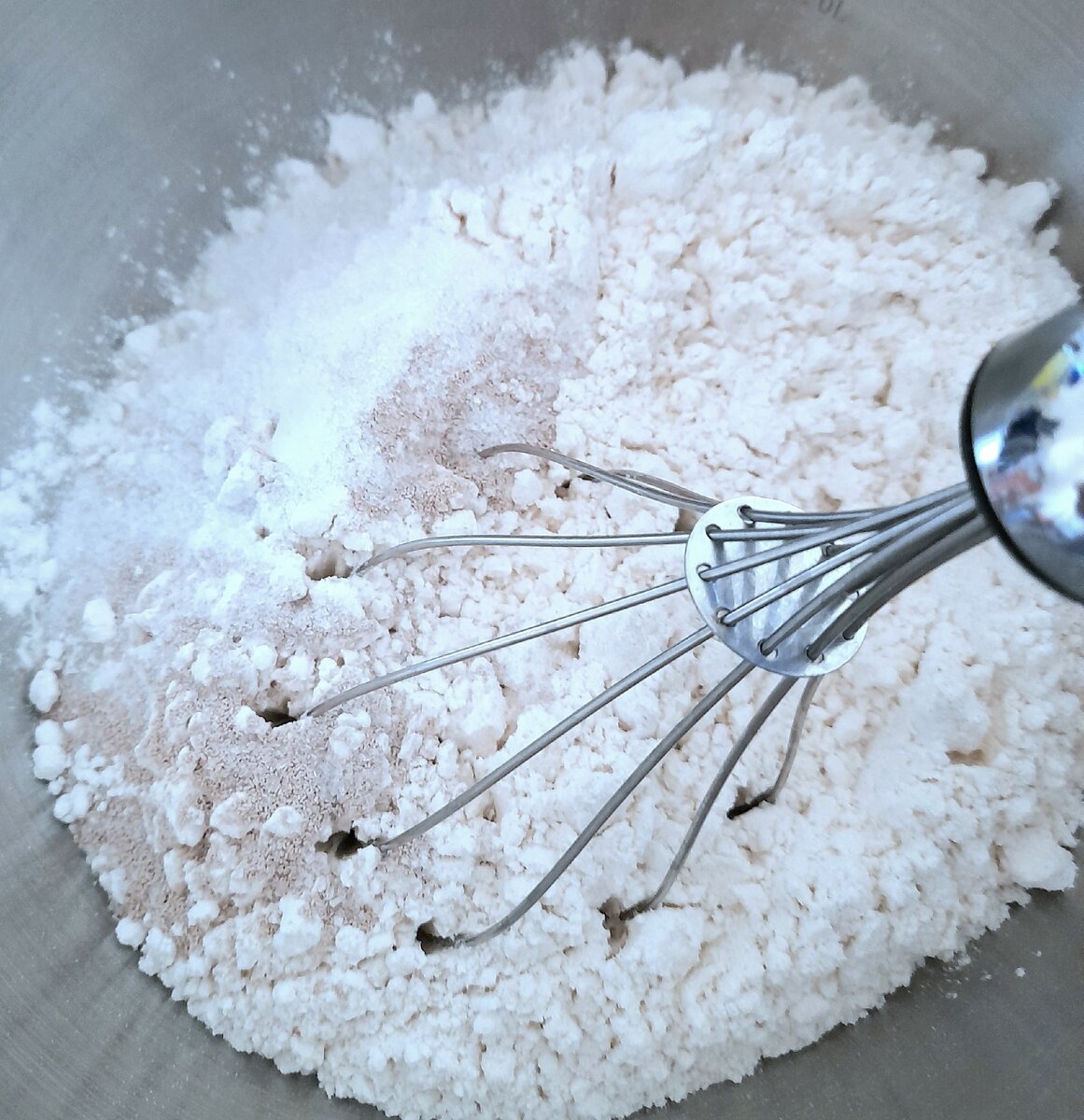 Тщательно смешиваем сухие ингрелиенты