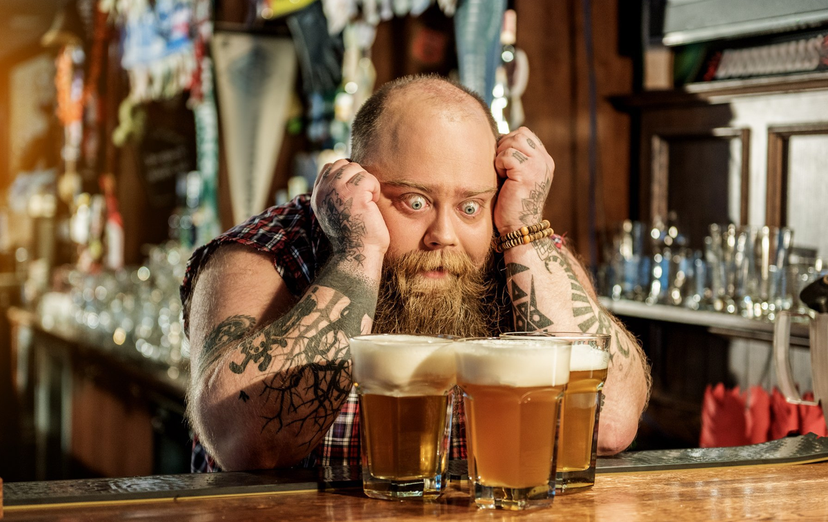 Анекдоты : Мужик приходил в бар и пил три кружки пива. Бармен решил узнать, почему именно три 😀