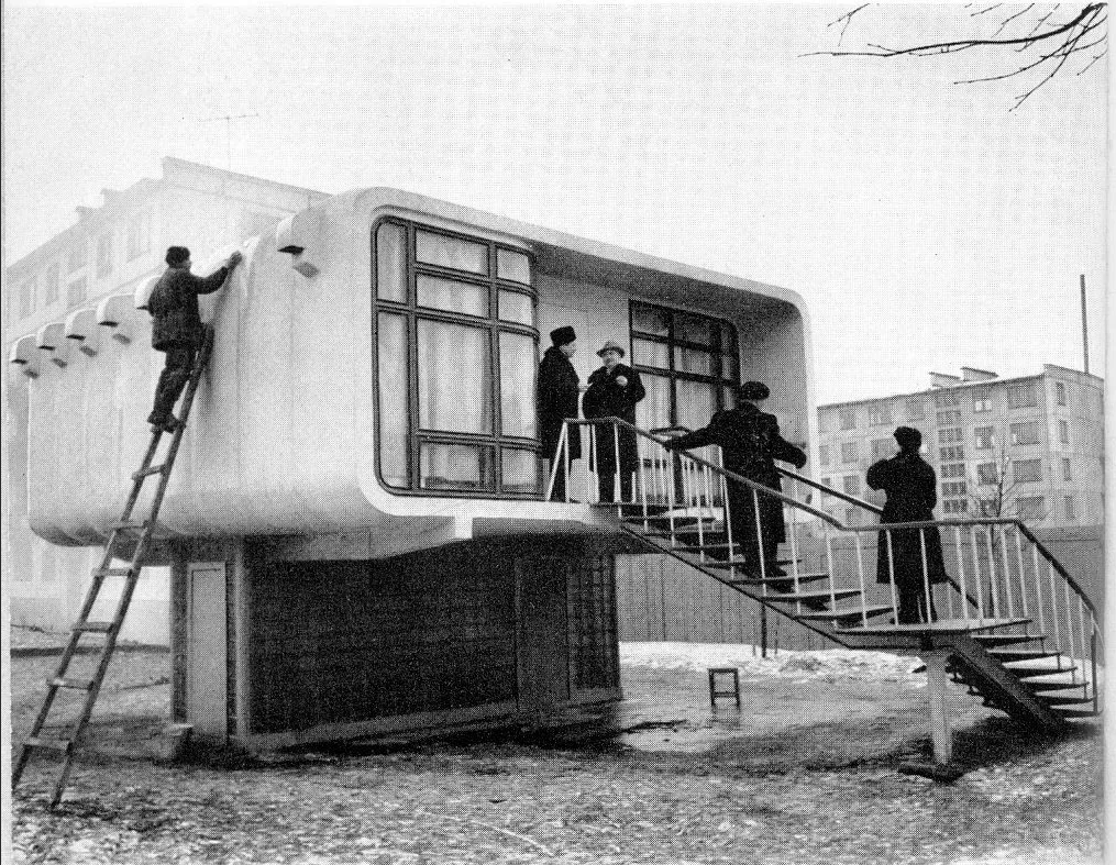 Окончание строительства дома из платсмассы.