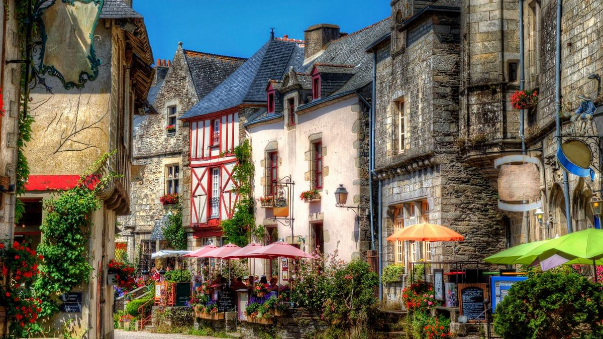 Here village. Франция деревушка Везле. Красивые деревни Бретани Франция. Ивкар деревня Франции. Сказочная деревня во Франции.
