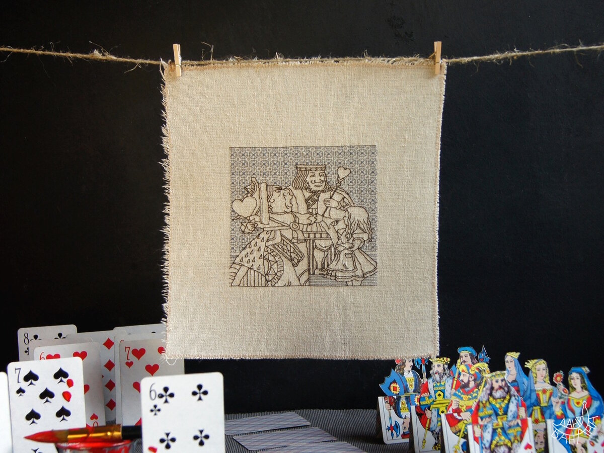 Жаль, нет закадрового фото: верёвка крепится к двум окнам на толстенные слои скотча