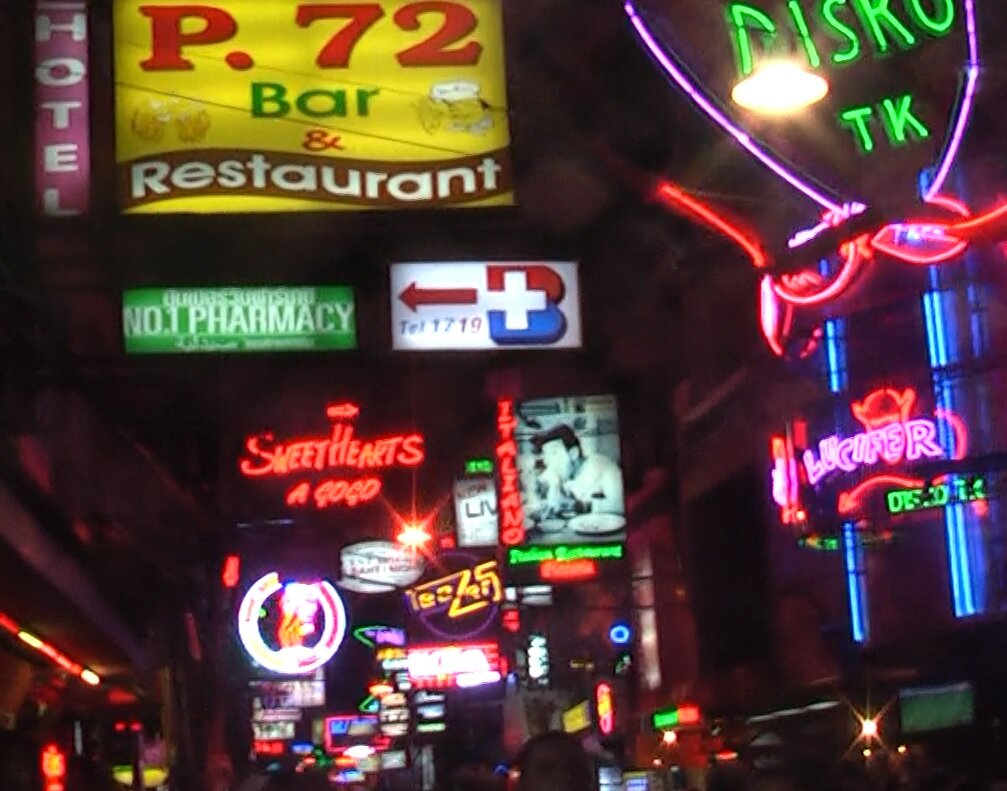 Улица Walking street в Паттайе. Миллион вывесок, сложно определиться куда зайти.