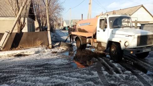 Многочисленные жалобы на состояние улиц поступают в редакцию ekaraganda.kz. В связи с потеплением и таянием снега, часть карагандинских улиц оказалась затоплена водой, что сильно не понравилось местным автомобилистам и пешеходам. В городском акимате сообщают, что часть затопленных улиц уже была расчищена, и сегодня работы продолжаются. 

