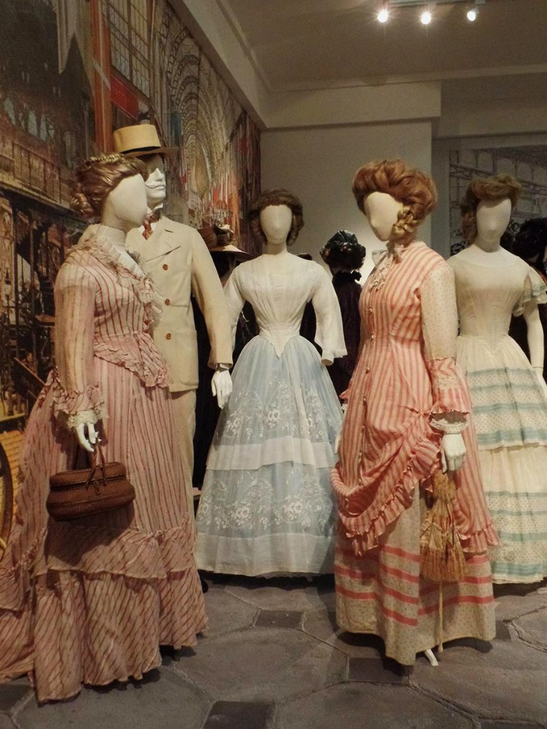 Мода 19 года. Мода 19го века. Дворянские платья 19 века. Наряды 19го века Америка.