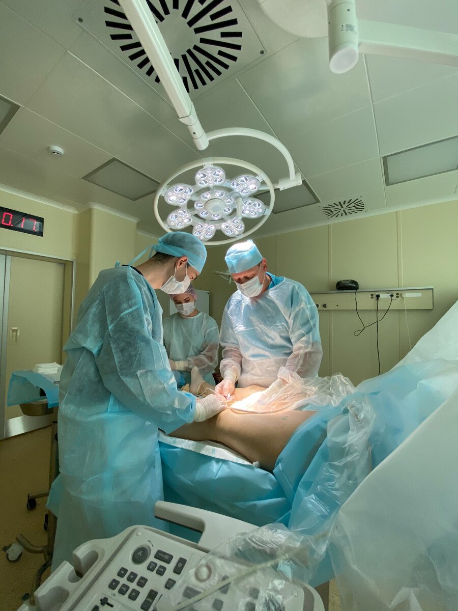 Я слева, учусь у сосудистого хирурга выполнять операцию