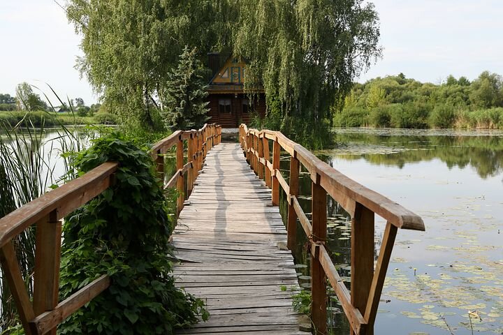 Мальчик Ларс жил в деревне на берегу широкой реки. Многие жители деревни предпочитали перебираться на другой берег, потому что там их ждала интересная, яркая, насыщенная и разнообразная жизнь. Но для того, чтобы перебраться на другой берег, нужно было пройти по тонкому, узкому мостику.  Как-то раз Ларс подошел с друзьями к берегу реки. 
- Давайте на тот берег! Там так интересно! – крикнул кто-то из его друзей.
И все ребята осторожно, стараясь не потерять равновесия, перешли через мостик. 
Настала очередь Ларса. Он уже готов был вступить на мостик, как вдруг его охватил страх. Что если он упадет? Река казалась такой глубокой…
- Я здесь подожду, - сказал он друзьям. – Мостик очень опасный.
Прошло десять лет. Однажды Ларс пошел гулять на берег реки с любимой девушкой. 
- Давай перейдем на другой берег, - предложила она.
И пошла по мостику
- Осторожно, мостик очень опасный! – крикнул ей Ларс.
Он тоже приготовился вступить на мостик, но – страх вновь охватил его. Он остался стоять на своем берегу, наблюдая, как на той стороне красивый юноша помогает его любимой девушке сойти на берег.
Однажды, через много лет, на реку пришел погулять маленький мальчик и увидел сидящего на берегу седовласого старика. 
Мальчик подошел к мостику.
- Осторожно, мостик такой опасный, - сказал ему старик. 
- Я буду осторожен, - ответил мальчик и уверенно пошел по мостику.
А старик, оставшийся на своем берегу, с сожалением смотрел ему вслед. 

