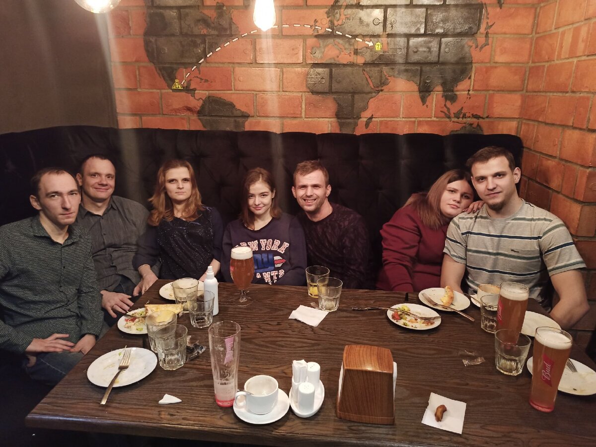 Вчера не сфоткались, но прикрепляю с прошедшего праздника. Люди те же, что и вчера.