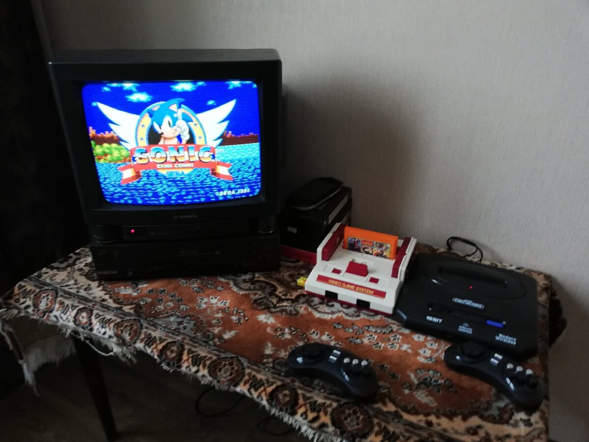 Именно на этом телевизоре, стоящем именно на этом столике, именно в эту игру я впервые играл более 20 лет назад в далёком детстве