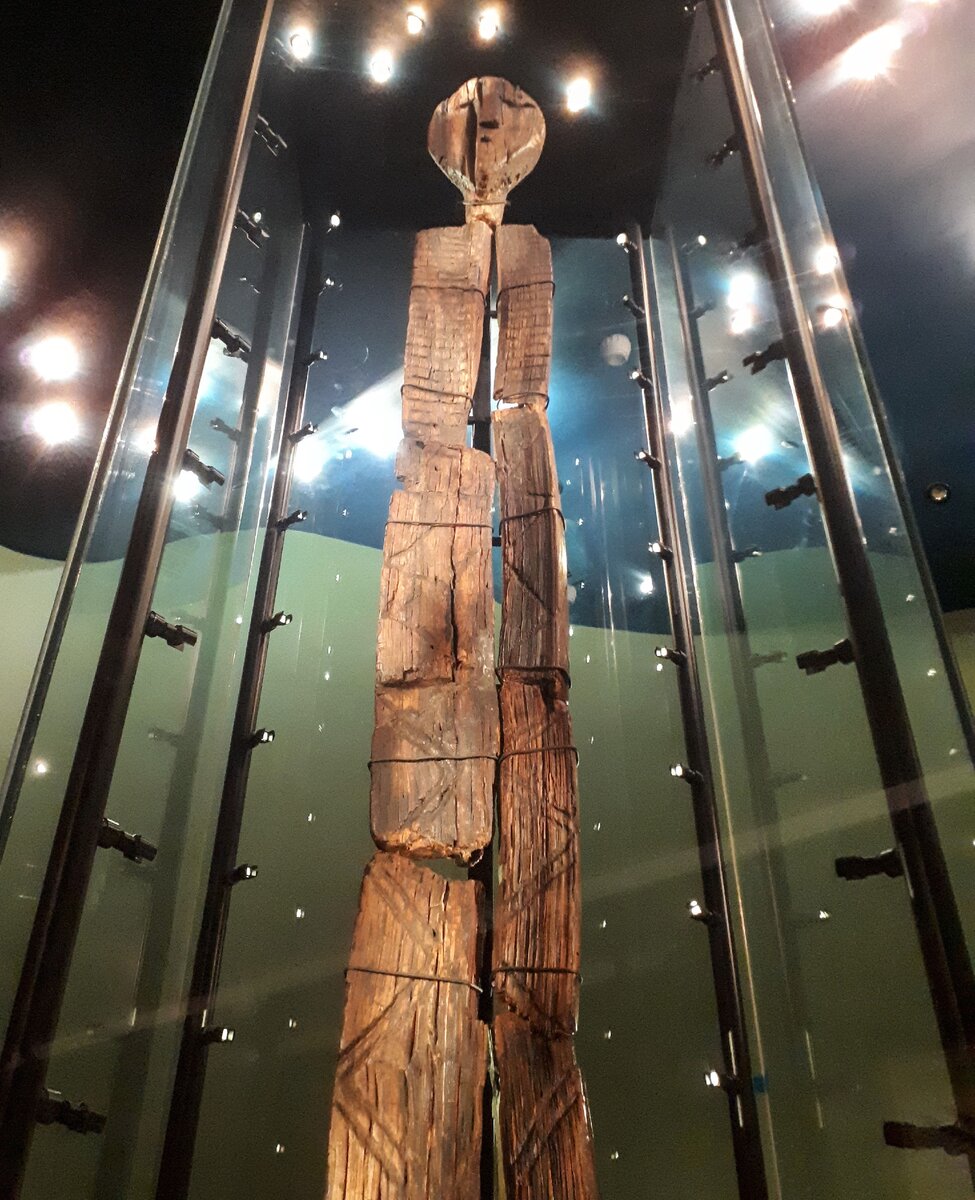 Идол находится в стеклянном коробе, в котором постоянно поддерживается определенная температура