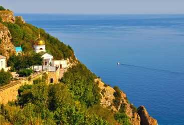 В конце XVIII века, после вхождения Крыма в состав Российской империи, мужской Балаклавский монастырь перешел под управление Священного Синода Русской православной церкви. В тот период город Севастополь начал активно застраиваться и расширяться. Все его население почитало Свято-Георгиевский монастырь расположенный всего в 4 км от Балаклавы. По этой же причине долгие годы православное сооружение называлось Балаклавским. Архитектурный ансамбль серьезно пострадал в период Крымской и Второй мировой войны. Потому, как выглядело сооружение изначально, не получится увидеть даже на фото. Сохранилась лишь двухэтажная постройка в пещере - церковь Рождества Христова.