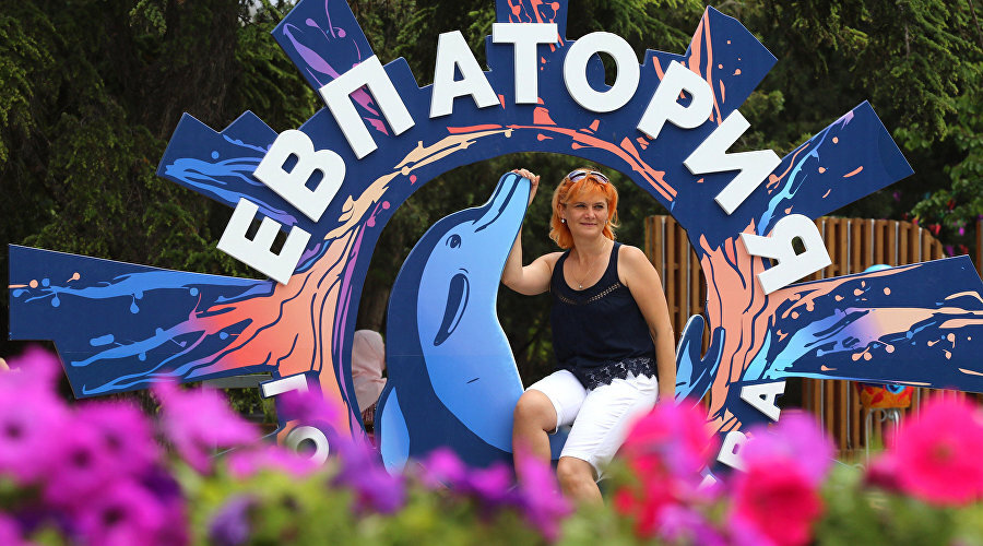 Женщина на Театральной площади в Евпатории / RIA Novosti, Алексей Павлишак
