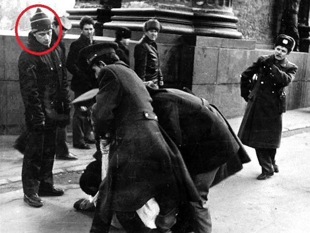 Скандальное фото задержания у Казанского собора во время массовой акции протеста в Ленинграде 12 марта 1989 г. лидера Демократического Союза Валерия Терехова, в котором принимал самое непосредственное участие В.В. Путин, за считанные дни облетело весь мир, взбудоражив не только российскую блогосферу, но даже мировые СМИ