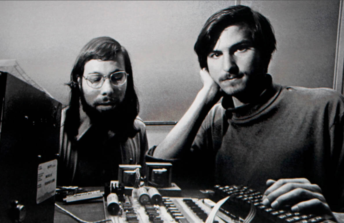 ТАМ ОН СОЗДАЛ СВОЙ ПЕРВЫЙ ПРОДУКТ - ПЕРСОНАЛЬНЫЙ КОМПЬЮТЕР APPLE 1, КОТОРЫЙ В ОСНОВНОМ БЫЛ РАЗРАБОТАН И СОБРАН СТИВОМ ВОЗНЯКОМ. В АПРЕЛЕ 1976 ГОДА В "HOMEBREW COMPUTER CLUB" ДЖОБС УСТРОИЛ ПРЕЗЕНТАЦИЮ APPLE I.