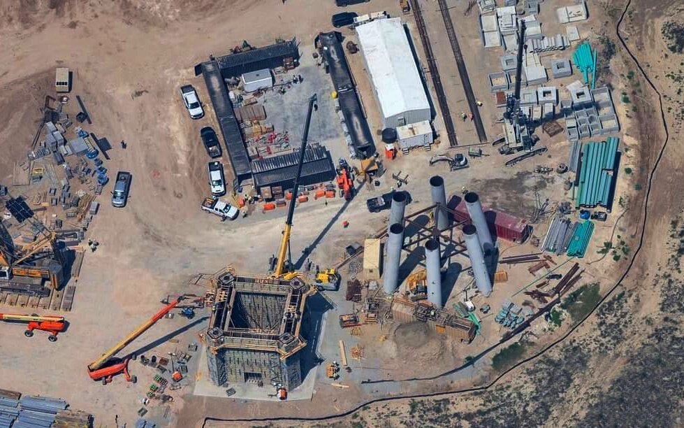 Основание башни обслуживания (слева) и орбитальный стартовый стол (справа), фото RGV Aerial Photography