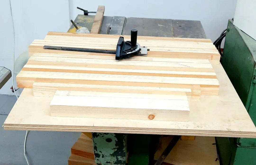 Ведь набор деревях для раскладного стола. Фанера и 22 бруска подогнанных по толщине/ширине, но не по размеру.