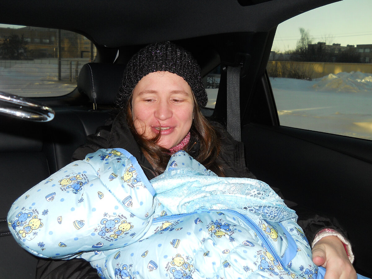 Хотела вызвать такси, но мамина подружка нас забрала на Лексусе из роддома до дома 16 февраля 2015г.