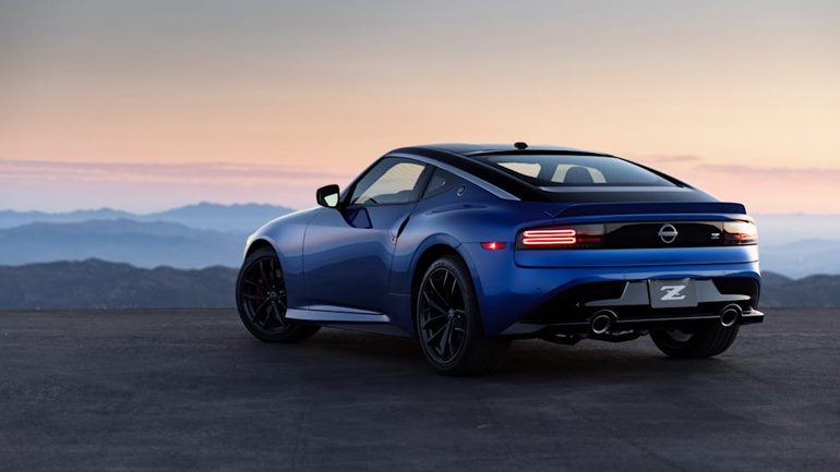 Nissan Z
Nissan Z приобрел более спортивный и строгий дизайн, машине полностью изменили облик, динамичный в сочетании с новшествами дизайна. По мимо нового обличия в нее установили двигатель V6 мощностью 400 л.с. в сочетании с механической коробкой передач предыдущего поколения. Ценник автомобиля стартует от 2,6 миллионов рублей (по предварительной цене). Если стоимость подтвердится автомобиль будет весьма конкурентен на рынке,относительно спортивных автомобилей, таких как Supra и т.д.

Салон
В базовое оснащение салона войдут такие технологии как: виртуальная панель приборов с диагональю 12,3 дюйма, мультимедийная система с поддержкой Android Auto и CarPlay. Мультируль. За дополнительную плату можно остастить кожаной оттелкой салон, кресла с вентиляцией и несколькими системами ассистента.