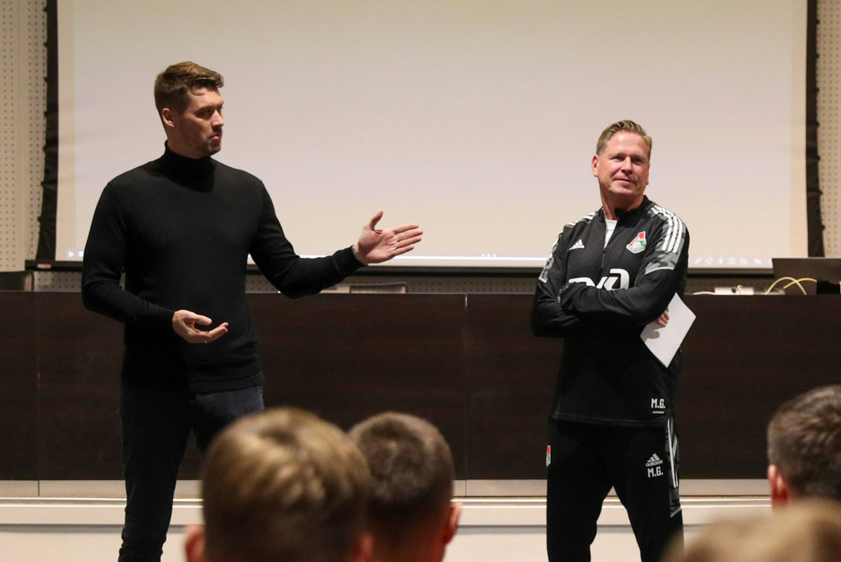 Томас Цорн уже представил игрокам "Локомотива" Маркуса Гисдоля, который готов дебютировать в РПЛ. Фото: ФК "Локомотив"