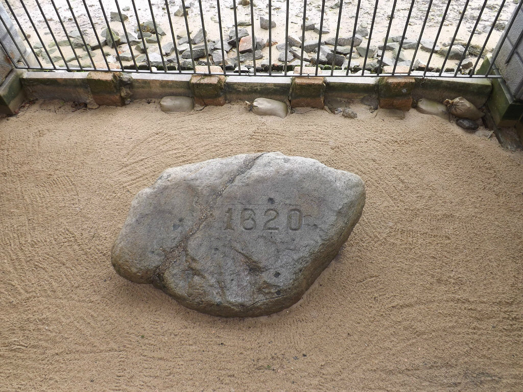 Камень на месте высадки.