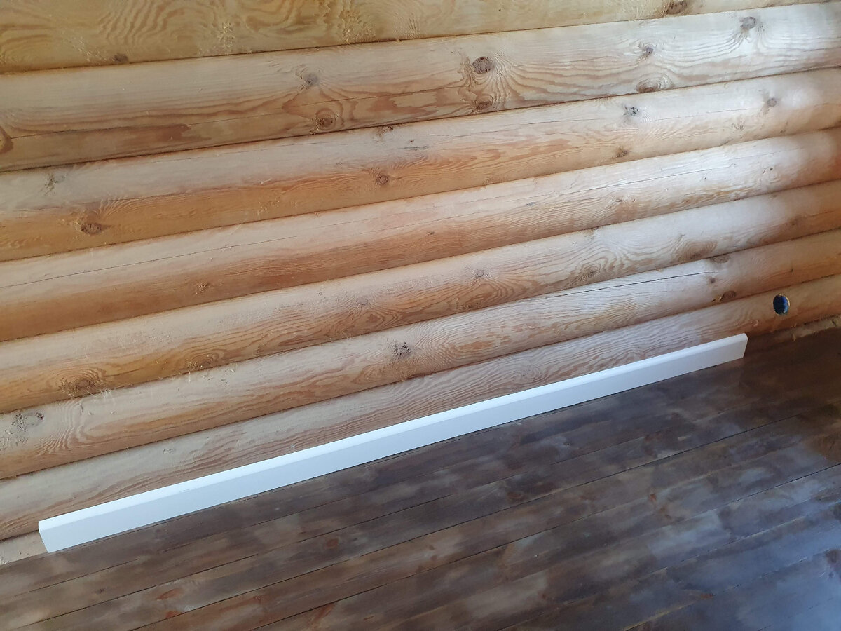 Вот так вышло в итоге. Лака на фото не видно, но зато видно, что жена уже смотрит как будет выглядеть белый плинтус в этой комнате. Плинтус нам отдал один хороший человек. т.к. остался лишний, за что большое спасибо. Он полностью деревянный и как нельзя лучше подходит для нашего дома.