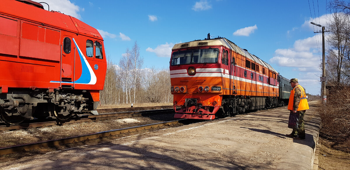Тепловозы серии ТЭП70 и ТЭП70БС с пригородными поездами № 6691 и 5002 на скрещении на станции Фирово, участок Бологое-Великие Луки ОКТ ж/д. Фото: Алексей Алексеев