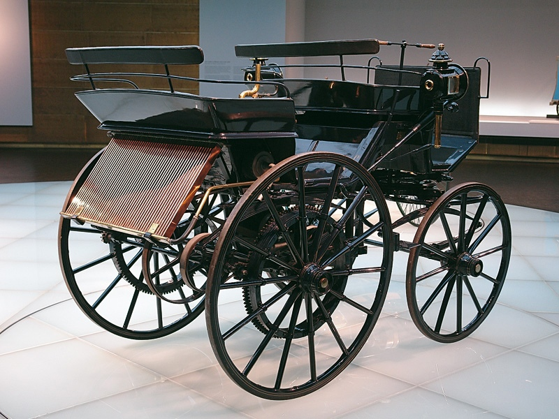 Какие 1 машины появились. Первый автомобиль Готлиба Даймлера. Готлиб Даймлер автомобиль. Четырехколесный Фаэтон Готлиба Даймлера (1886). Первый Мерседес Бенц 1895.